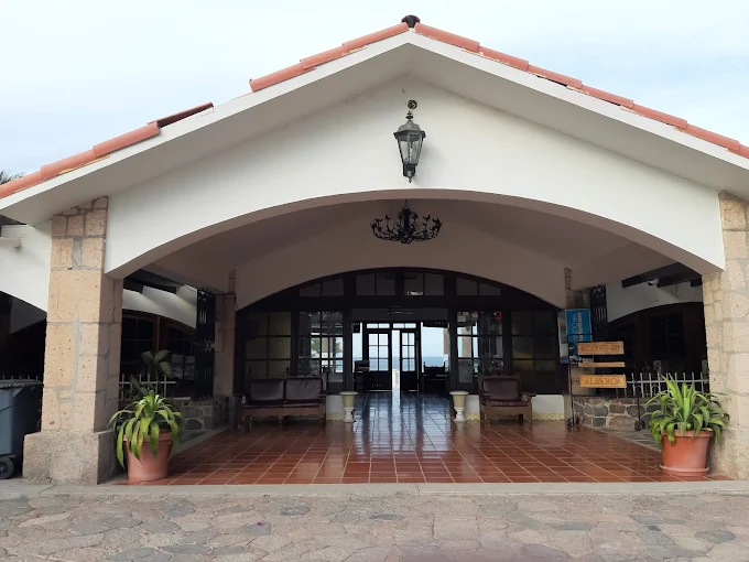 Fachada del Hotel El Morro